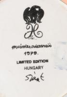 Hollóházi Szász Endre által tervezett illatszeres tégely. Jelzett, kis kopással, m: 13,5 cm