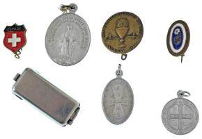 ~1930-1940. 7db-os vegyes medál, jelvény tétel, főleg vallási témában + 1938. "XXXIV. Eucharisztikus Kongresszus" képeslap T:XF-VF