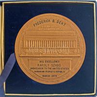 Amerikai Egyesült Államok 1973. "Kereskedelmi Minisztérium / Frederick B. Dent Kereskedelmi miniszter - Őexcellenciája Károly Szabo magyar népköztársaság nagykövetének az egyesült államokban" kétoldalas bronz emlékérem tokban (76,5mm) T:AU USA 1973. "Department of Commerce / Frederick B. Dent Secretary of commerce - His excellency Karoly Szabo ambassador to the United States Hungarian people's republic" two-sided bronze medallion in a case (76,5mm) C:AU