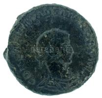 Római Birodalom 325. II. Constantinus / Siscia Follis bronz (3,15g) T:XF Roman Empire / Siscia / Constantine II 325. Follis bronze "CONSTANTINVS IV[N NOB] CAES / [CLARITAS R-]EIPVBLICAE - ASIS" radiate Sol standing left, raising right hand, globe in left, chlamys across left shoulder (3,15g) C:XF RIC VII 37