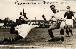 1934 Románia - Bulgária válogatott labdarúgó mérkőzés, Dobay István kapura lő, focisták / Romania - Bulgaria football match, football players, sport photo (non PC) (16,4 x 10,4 cm) (vágott / cut)