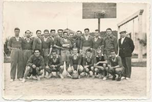 Román labdarúgó válogatott felkészülési meccsen a szerbek ellen, hátoldalon felragasztott papíron a játékosok nevei / Romanian football players against Serbia, group picture, with names on the backside, sport photo (non PC) (12,2 x 8 cm) (b)
