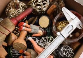 Doboznyi vegyes bolha tétel, közte sakkfigura szett