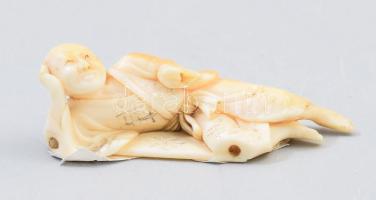 Okimono - fekvő férfi. Faragott elefántcsont, h: 6 cm