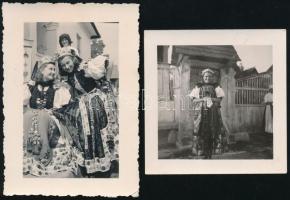 1940 Erdélyi bevonuláskor népviseletbe öltözött nők (Körösfő, Kispetri), 2 db fotó, feliratozva, 6,5×6,5 és 9×6 cm