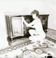 Nő szekrény előtt, erotikus fotónegatív, 6×6 cm