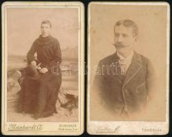 cca 1900 Férfiportrék, közte egy fiatal szerzetes (Szabadka, Meinhardt Ágoston), valamint bajszos úr portréja (Temesvár, Sréter M.), az utóbbi nevesítéssel (Kardoss Ferenc), 2 db keményhátú fotó, az egyik felülete kissé foltos, 10x6 cm