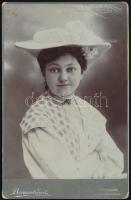 1906 Szilágyi Franciska kalapban, keményhátú fotó Emil Bernard temesvári műterméből, 16,5×10,5 cm