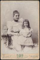 cca 1890 Anya lányával, keményhátú fotó Kossak buziási műterméből, kopásnyomokkal, 16,5×10,5 cm