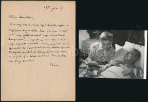 Heltai Jenő, született Herzl Eugen (1871-1957) Kossuth-díjas író, költő, újságíró, producer, dramaturg, Herzl Tivadar unokatestvére betegágyán felesége Gách Lilla színésznővel. fotó. 14x9 cm + egy autográf levele, János aláírással orvosának