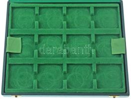 "Magyar Érmeforgalmazó" zöld műbőr éremtartó kazetta 1db kivehető tálcával, összesen 24 fé...