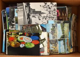 Kb. 600 db MODERN magyarországi, külföldi város és motívum képeslap dobozban / Cca. 600 modern Hungarian and foreign town postcards and motive postcards in a box