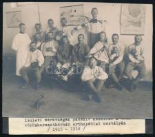 1915-1916 Ízületi merevségek passzív kezelése a déri vöröskereszt kórház ortopédiai osztályán, fénykép feliratozva, 10×13 cm