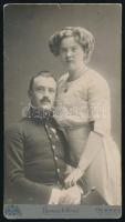 cca 1910 Tüzér főhadnagy és felesége, keményhátú fotó Benesch Ernő oravicai műterméből, 21×12 cm