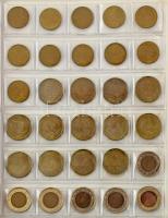 180db-os kisalakú, háromgyűrűs berakó, benne forint és külföldi érmegyűjtemény. Közte 2002. 100Ft &q...