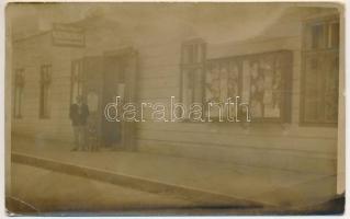 Marosvásárhely, Targu Mures; Kathonay üzlete, előtte a tulajdonos és családja / shop, owner and his family. photo (gyűrődések / creases)