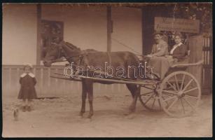 ca 1910 Kiss Endréné fényképészeti műterme, azonosítatlan településen. Fotólap