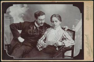 ca 1900 Szerelmes olvasó pár Szabó Testvérek műterme, Budapest kabinetfotó 17x11 cm