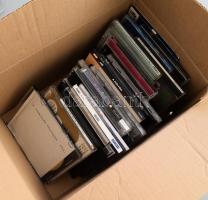 23 darab zenei CD, közte Jennifer Lopez, Dés László, Sarah Brightman, Gerendás Péter, Bangó Margit, stb.,