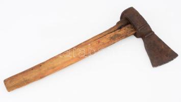 Kovácsolt antik balta, h: 41 cm