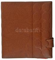Barnaszínű műbőr borítású érmetartó album, 10db vegyes fészekméretű berakólappal, összesen 202db férőhellyel. Használt, de jó állapotban.