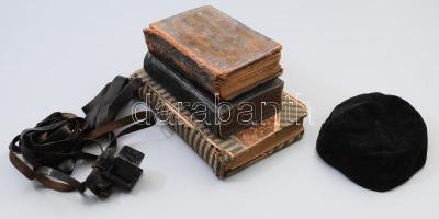 Judaika tétel: Régi kipa, imaszíj, 3 db régi imakönyv