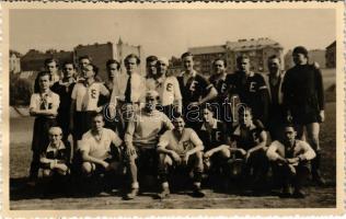 1939 Budapest, Öregek és fiatalok labdarúgó mérkőzése április 27-én, focisták, csoportkép, sporttelep, focipálya / old people against young people, football match, group picture, sport. photo