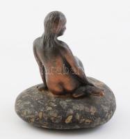 Csikász Imre Ülő lány című bronz szobrának másolata. Kis méret. Bronz, kő 9 cm