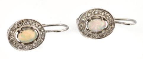 14K fehérarany (Au) fülbevalópár opál kővel és brillekkel ékítve, jelzett, 12 mm, bruttó: 3 g