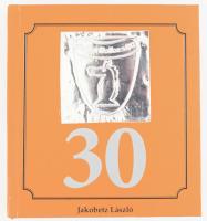 Jakobetz László: 30 éves Barcza Gedeon SC sakkosztálya. The chess division of Barcza Gedeon SC is 30 years old. Bp., 2017, Jako Chess Books. Magyar és angol nyelven. Kiadói kartonált papírkötés, fém rátéttel a borítón. 264. számú számozott példány.