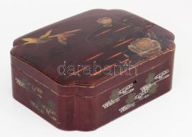 Antik, keleti stílusú lakkozott fa doboz, kulcs nélkül, kopásokkal. XIX. sz. 23x39 cm