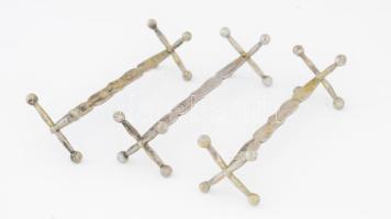 3 db antik ezüst késbak. Bécs, 1858. 13 latos finomságjellel, 70 g, egyik hiányos