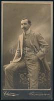 cca 1910 Elegáns úr portréja, kabinetfotó Chrien Gyula (1876-1947) selmecbányai műterméből, dekoratív, szecessziós verzóval, 20,5x11 cm (Ritka műterem!)