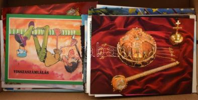 Kb. 300 db MODERN megíratlan főleg külföldi város képeslap dobozban / Cca. 300 modern unused mainly ...