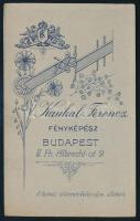 cca 1900-1910 Katona tüzér ügyességi jelvénnyel, lövészbojttal, vizitkártya Kaukal Ferenc budapesti ...