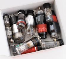 Egy doboznyi elektroncső, közte RCA Radiotron UY224 rádiócső, Tungsram EM4 varázsszem, stb., vegyes állapotban