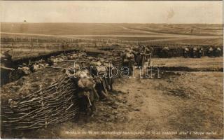 A 32-es vadászok árkai a Strypa mellett. Hofmann cs. és kir. altábornagy hadcsoportja. Hadifénykép Kiállítás / WWI K.u.k. military, trench (ragasztónyomok / glue marks)