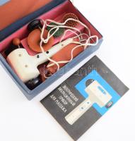 1969 Szovjet gyártmányú elektromos kézi masszírozógép, tartozékaival, használati útmutatóval, eredeti dobozában, 24x15x7,5 cm