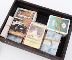 Egy doboznyi vegyes kártya: autós, kutyás, állatos kártyák, Titanic filmes francia kártya, stb., sérült, lejáró fedelű dobozban, 25x18x8 cm