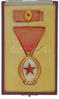 1985. "Munka Érdemrend" arany fokozata, zománcozott, aranyozott bronz kitüntetés eredeti, kifakult mellszalagon, miniatűrrel szalagsávon, eredeti (ragadós) tokban T:AU NMK 599.