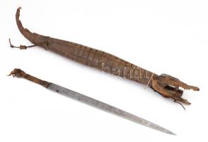 Különleges kelet-ázsiai tőr. halat ábrázoló feliratozott pengével. A hüvely egy preparált kis krokodil. A tőr 54 cm, a hüvely 70 cm