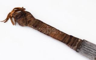 Különleges kelet-ázsiai tőr. halat ábrázoló feliratozott pengével. A hüvely egy preparált kis krokod...