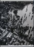 cca 1950 Doisneau, Robert (1912-1994) francia fotóriporter és fotóművész felvétele (Párizsi piac), 1 db modern nagyítás, jelzés nélkül, 21x15 cm