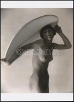 cca 1927 Frantisek Drtikol (1883-1961) cseh fotóművész felvétele (Akt korong alatt), 1 db modern nagyítás, jelzés nélkül, 21x15 cm