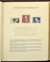 2 db Gyermekév 1979 előnyomott album, bennük elszórtam levelek és bélyegek