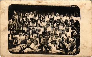 Román népviseletbe öltözöttek csoportképe / group picture, Romanian folklore. photo (b)