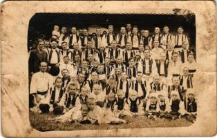 Román népviseletbe öltözöttek csoportképe / group picture, Romanian folklore. photo (gyűrődések / creases)