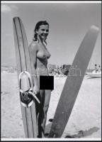 cca 1953 "Vízisíbajnok", szolidan erotikus felvétel, 1 db modern nagyítás, jelzés nélkül, 21x15 cm