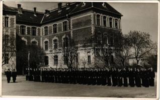 Nagykőrös, gimnázium, diákok az udvaron. photo (EK)