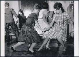 cca 1968 Ács Irén (1924-2015) budapesti fotóriporter felvétele (Házibuli), 1 db modern nagyítás, jelzés nélkül, 15x21 cm